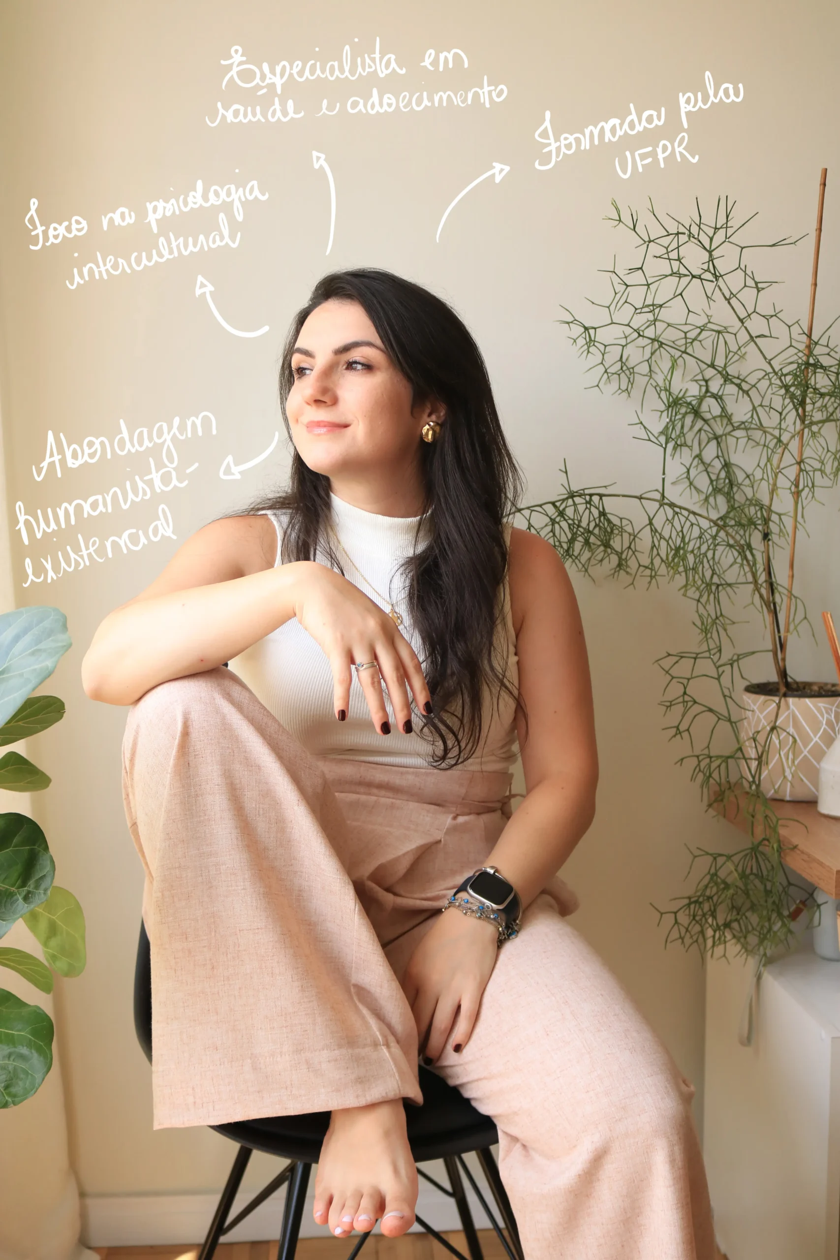 Ana Gabriela Bellaver, psicóloga formada pela UFPR, sentada em um ambiente acolhedor, com anotações manuscritas destacando sua especialização em saúde e adoecimento, psicologia intercultural e abordagem humanista-existencial.