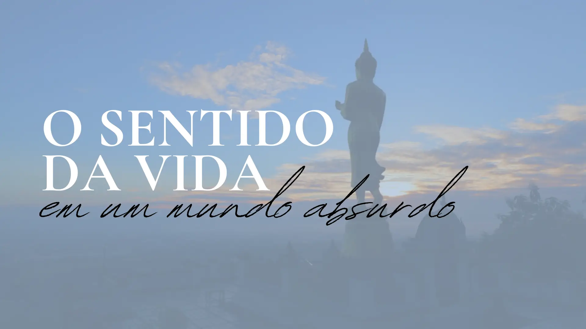 A imagem apresenta uma figura contemplativa de um Buda ao entardecer, envolto por um céu sereno com tons suaves de azul e laranja, que evocam um senso de paz e transcendência. Em primeiro plano, a frase impactante “O Sentido da Vida em um Mundo Absurdo” convida o espectador a refletir sobre a busca por propósito em meio à imprevisibilidade e às contradições da existência.