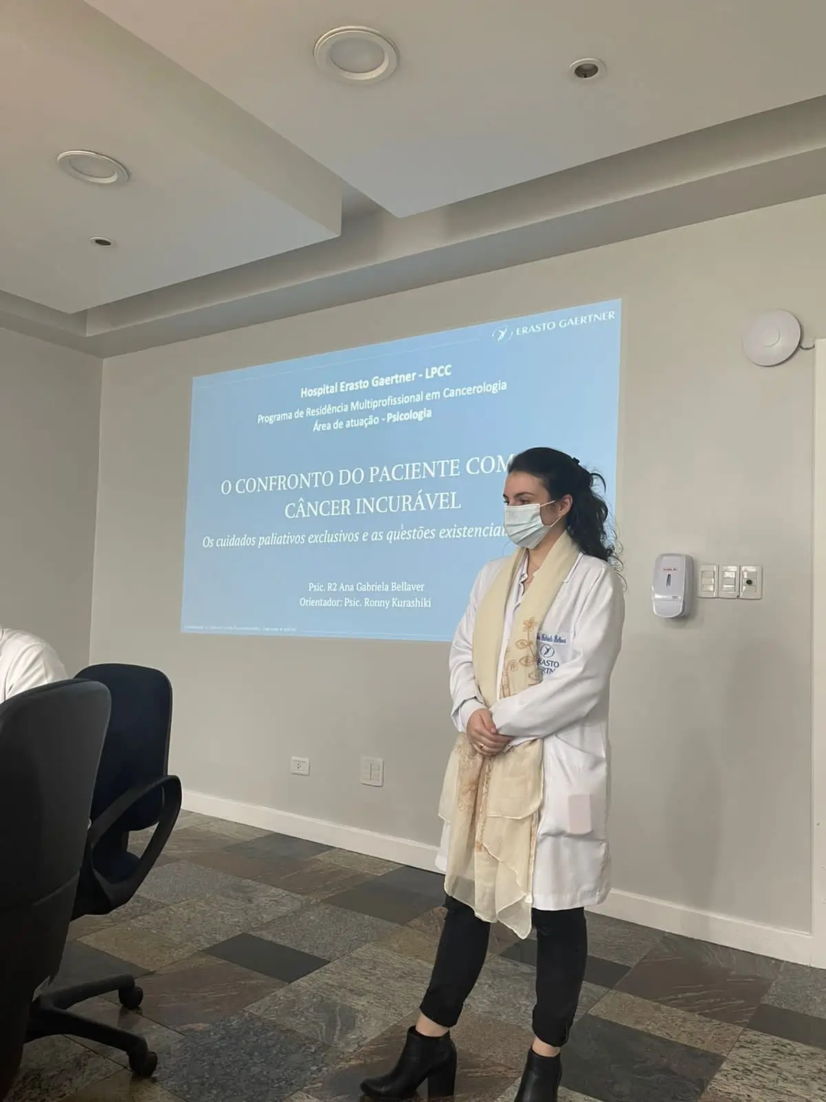 Ana Gabriela Bellaver apresentando seu Trabalho de Conclusão da Residência em Psicologia Hospitalar e Cancerologia no Hospital Erasto Gaertner, com o tema “O confronto do paciente com câncer incurável: cuidados paliativos e questões existenciais”.