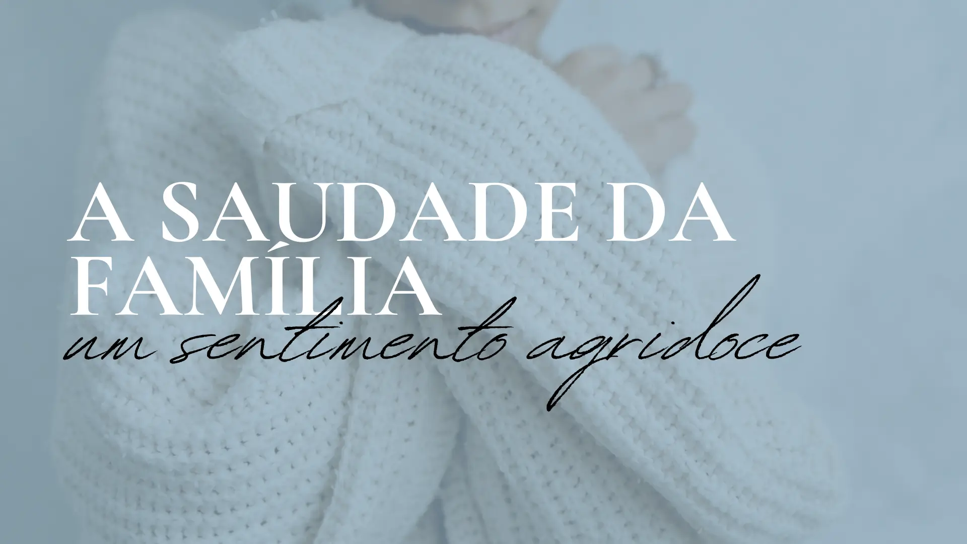 Imagem com texto “A saudade da família — um sentimento agridoce”, mostrando uma pessoa abraçada a si mesma com um suéter branco, transmitindo emoção, acolhimento e nostalgia. Representa o sentimento de saudade vivido por imigrantes e expatriados, especialmente em datas especiais longe da família.